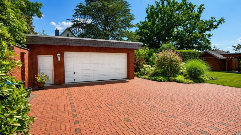 Aussen Garage und Auffahrt 768x432