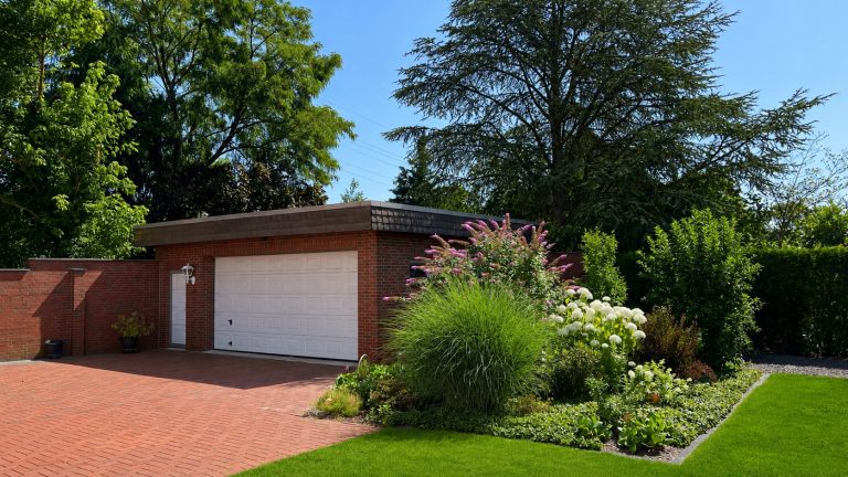 Aussen Garten Garage 768x432