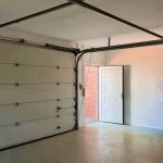 Garage mit elektr. Tor 150x150