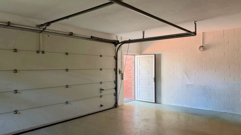 Garage mit elektr. Tor 768x432